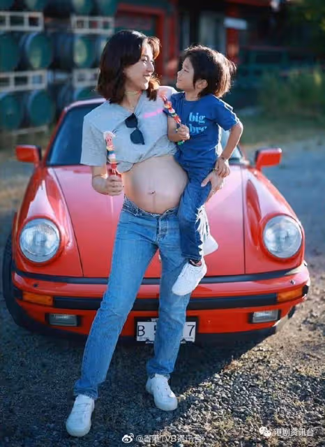 鍾嘉欣第三胎懷女影全家福！6歲大女Kelly眼大臉尖愈大愈靚