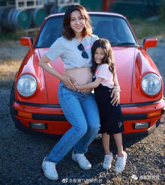 鍾嘉欣第三胎懷女影全家福！6歲大女Kelly眼大臉尖愈大愈靚