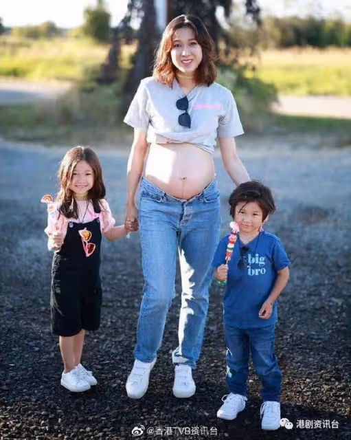 鍾嘉欣第三胎懷女影全家福！6歲大女Kelly眼大臉尖愈大愈靚