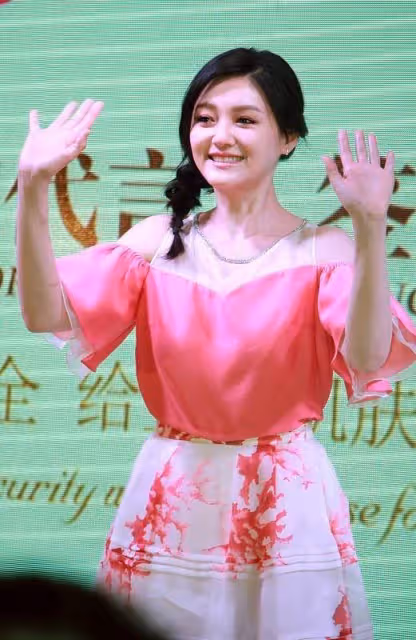 大S的「肉肉臉」真占優勢,穿粉色上衣也不突出,減齡甜美還優雅:被劉德華稱贊美似張曼玉