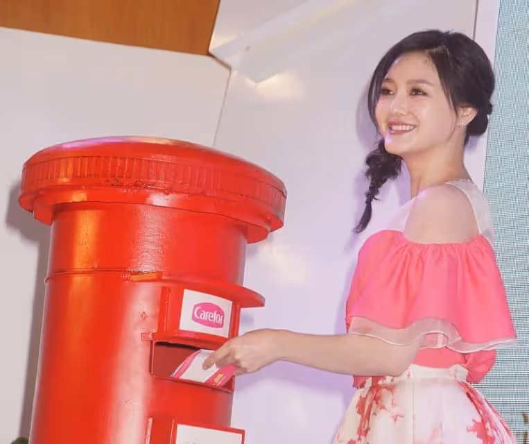 大S的「肉肉臉」真占優勢,穿粉色上衣也不突出,減齡甜美還優雅:被劉德華稱贊美似張曼玉
