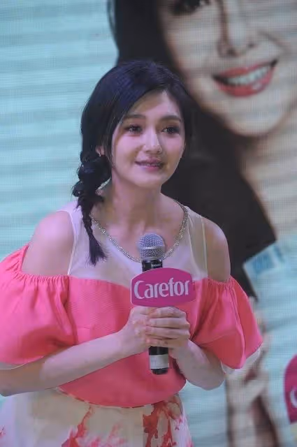 大S的「肉肉臉」真占優勢,穿粉色上衣也不突出,減齡甜美還優雅:被劉德華稱贊美似張曼玉