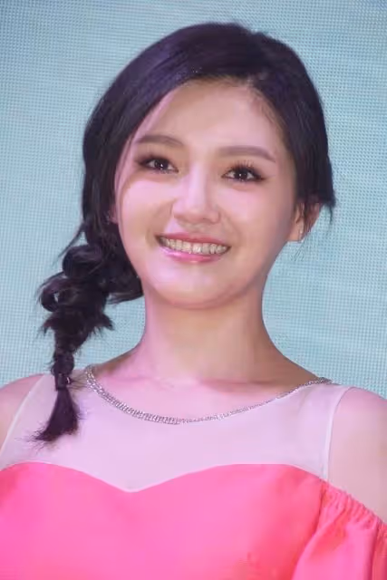 大S的「肉肉臉」真占優勢,穿粉色上衣也不突出,減齡甜美還優雅:被劉德華稱贊美似張曼玉