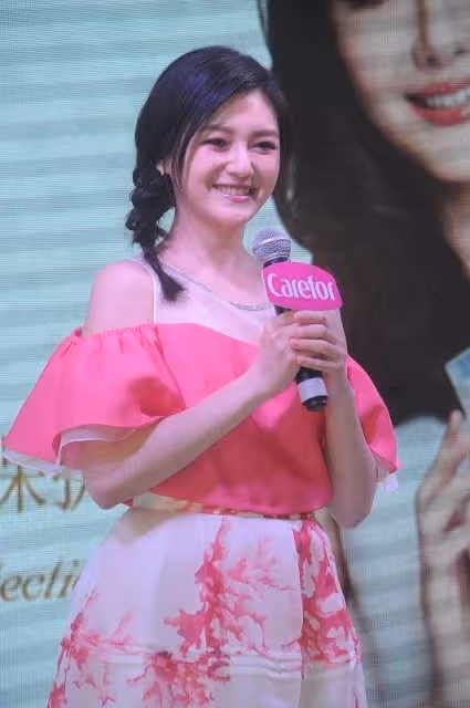大S的「肉肉臉」真占優勢,穿粉色上衣也不突出,減齡甜美還優雅:被劉德華稱贊美似張曼玉