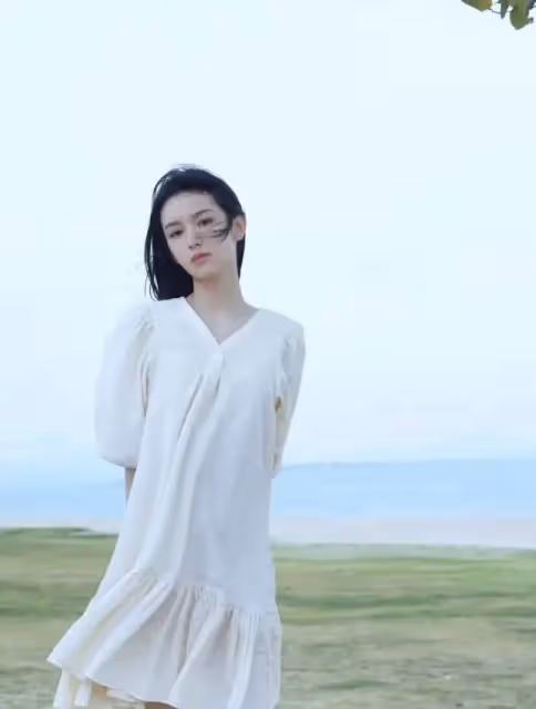 張曼玉的高級臉真耐看，穿白色連衣裙走紅毯，港風打扮驚艷，網友：巨星氣場太強了