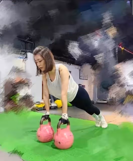 賈靜雯的身材都用不著P圖,穿背心緊身褲自律健身,「柯基臀」太搶鏡,網友:不像三個孩子媽