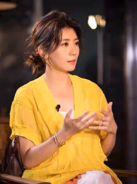 賈靜雯的身材都用不著P圖,穿背心緊身褲自律健身,「柯基臀」太搶鏡,網友:不像三個孩子媽