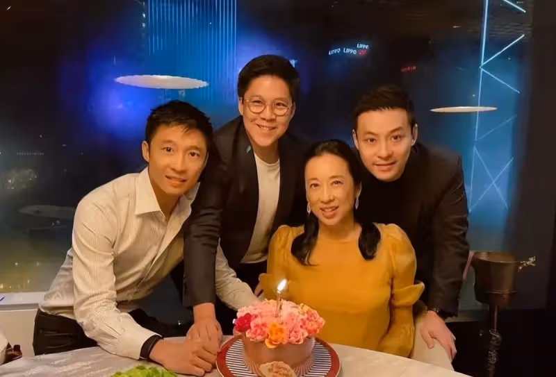 霍啟剛三兄弟陪母親過生日,朱玲玲身穿薄紗裙,64歲看上去比40歲兒媳還美