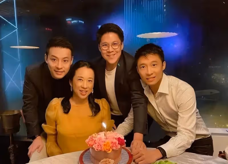 霍啟剛三兄弟陪母親過生日,朱玲玲身穿薄紗裙,64歲看上去比40歲兒媳還美