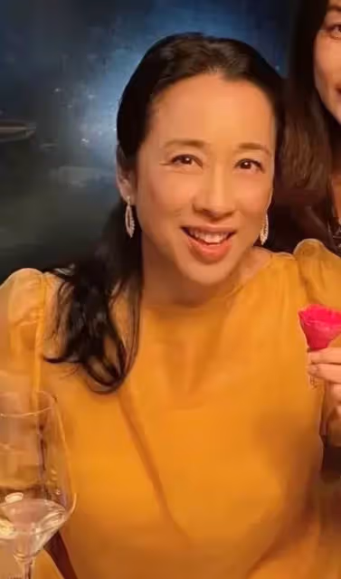 霍啟剛三兄弟陪母親過生日,朱玲玲身穿薄紗裙,64歲看上去比40歲兒媳還美