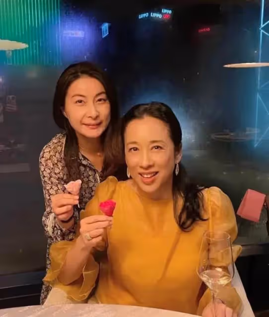 霍啟剛三兄弟陪母親過生日,朱玲玲身穿薄紗裙,64歲看上去比40歲兒媳還美