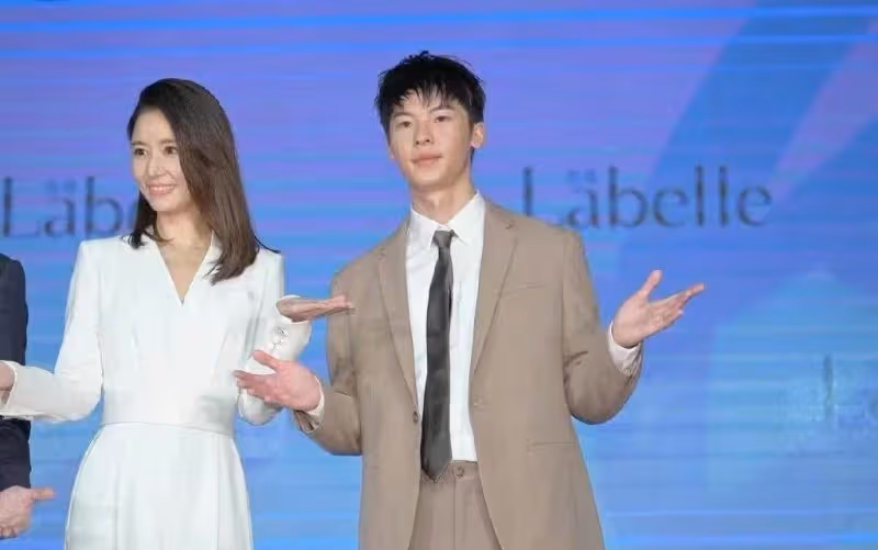 林心如近況曝光,穿白色「連體衣」優雅高級「1米8既視感」,化淡妝反而更養眼,網友:霍建華真有福氣