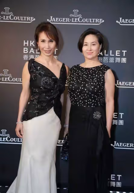 60歲何超瓊狀態真好,同框妹妹更顯年輕,女人上了年紀胖點更美麗,網友:雍容華貴最富態