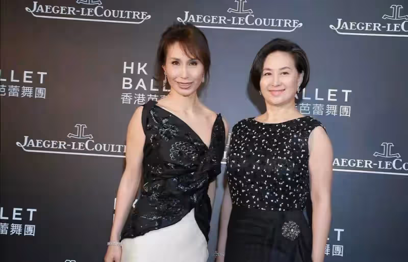 60歲何超瓊狀態真好,同框妹妹更顯年輕,女人上了年紀胖點更美麗,網友:雍容華貴最富態