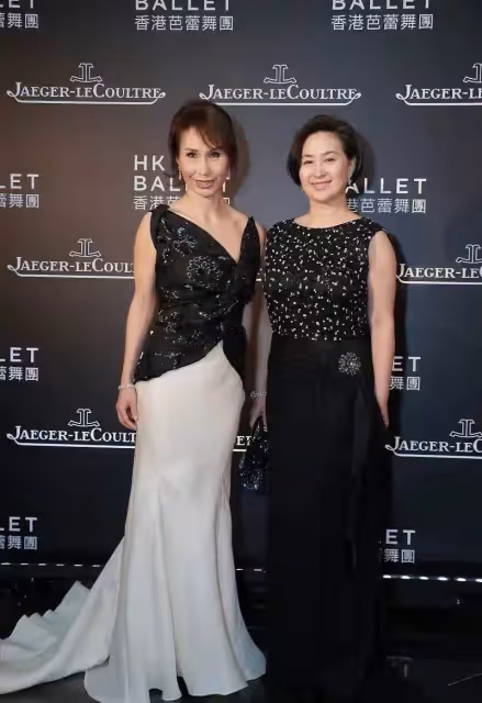 60歲何超瓊狀態真好,同框妹妹更顯年輕,女人上了年紀胖點更美麗,網友:雍容華貴最富態