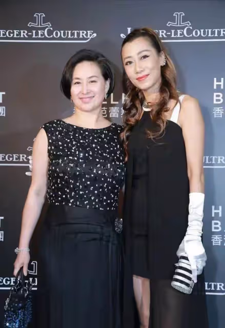 60歲何超瓊狀態真好,同框妹妹更顯年輕,女人上了年紀胖點更美麗,網友:雍容華貴最富態