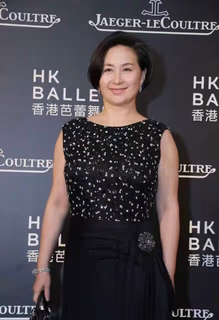 60歲何超瓊狀態真好,同框妹妹更顯年輕,女人上了年紀胖點更美麗,網友:雍容華貴最富態