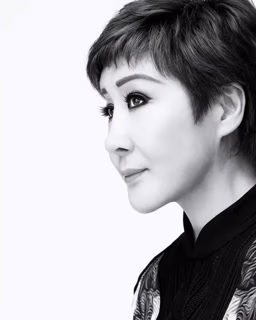向華強的前妻丁佩，主動讓位「插足者」前夫甘願養她42年，被李小龍的死困擾半生，如今看開一切，皈依佛門