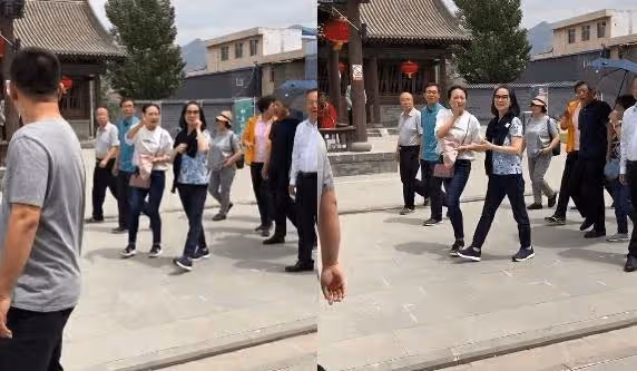 隱退38年!林鳳嬌「頂短髮」偕成龍現身做慈善 66歲凍齡休閒打扮「風韻猶存」