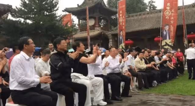 隱退38年!林鳳嬌「頂短髮」偕成龍現身做慈善 66歲凍齡休閒打扮「風韻猶存」