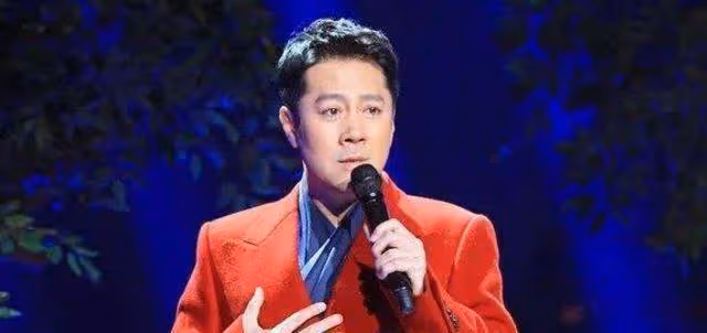 他曾22次登上春晚，被富婆苦追8年才結婚，如今兒子成他的驕傲