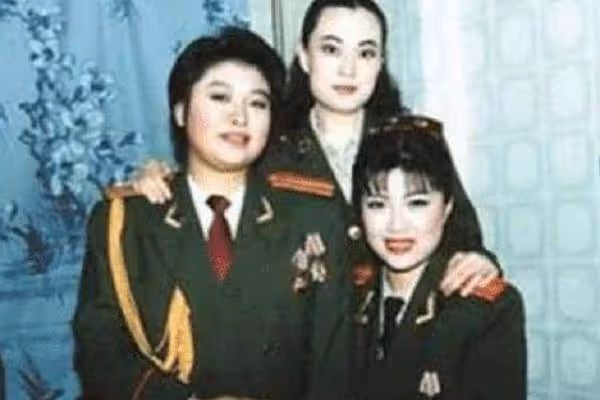 韓紅自稱年輕時是校花，本以為是開玩笑，看到18歲照片我相信了