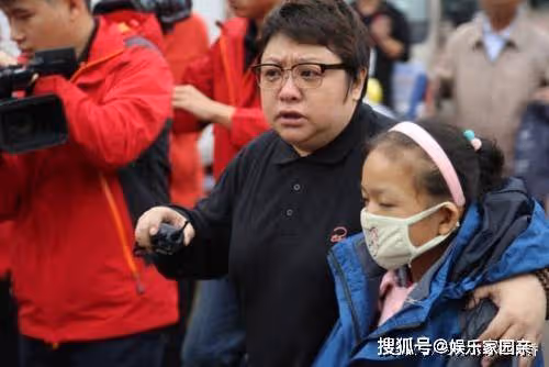 韓紅自稱年輕時是校花,本以為是開玩笑,看到18歲照片我相信了