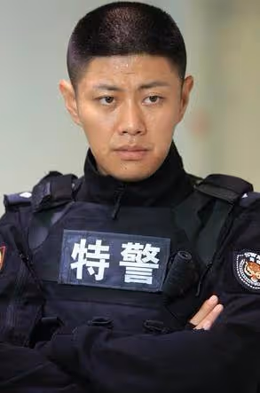 他拍一部戲用了八個替身,為等他劇組停工半年,卻沒人敢說他耍大牌
