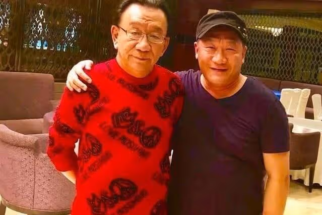 58歲過氣歌星跑農村婚慶，網友問一首歌200元夠嗎，他答：太多了