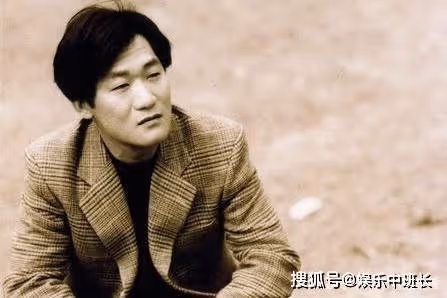 58歲過氣歌星跑農村婚慶,網友問一首歌200元夠嗎,他答:太多了