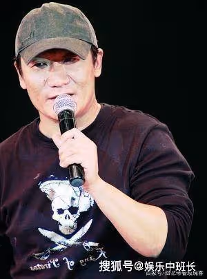 58歲過氣歌星跑農村婚慶,網友問一首歌200元夠嗎,他答:太多了