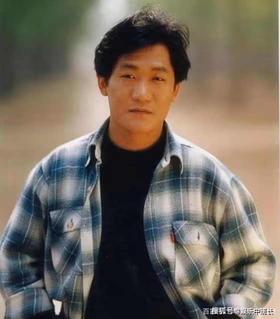 58歲過氣歌星跑農村婚慶,網友問一首歌200元夠嗎,他答:太多了