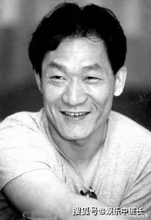 58歲過氣歌星跑農村婚慶,網友問一首歌200元夠嗎,他答:太多了
