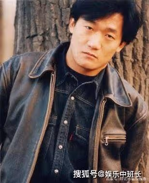 58歲過氣歌星跑農村婚慶,網友問一首歌200元夠嗎,他答:太多了