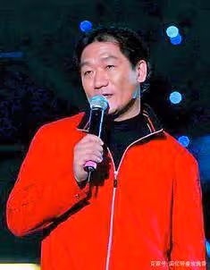 58歲過氣歌星跑農村婚慶,網友問一首歌200元夠嗎,他答:太多了