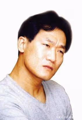 58歲過氣歌星跑農村婚慶,網友問一首歌200元夠嗎,他答:太多了