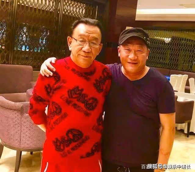 58歲過氣歌星跑農村婚慶,網友問一首歌200元夠嗎,他答:太多了