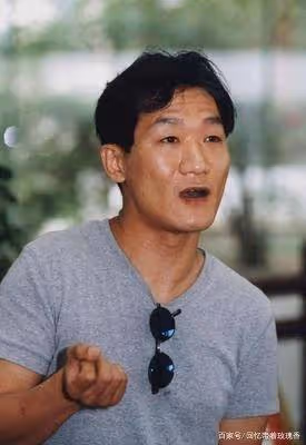 58歲過氣歌星跑農村婚慶,網友問一首歌200元夠嗎,他答:太多了