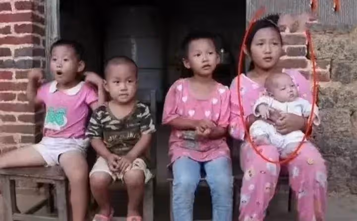 父親外出打工,這個單親11歲的女孩當爹又當媽惹人心疼
