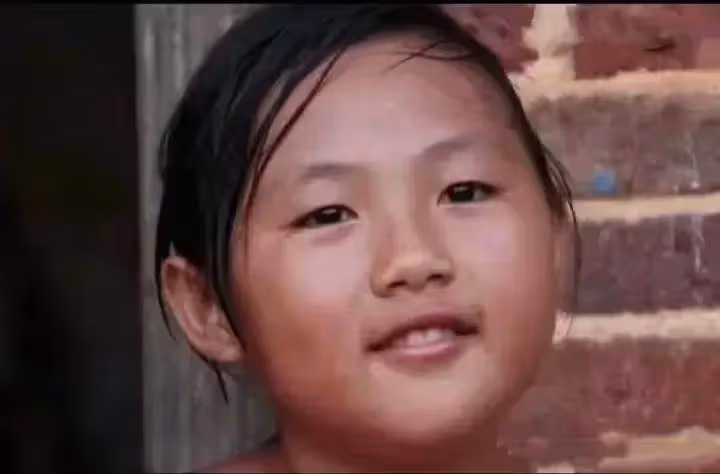 父親外出打工,這個單親11歲的女孩當爹又當媽惹人心疼