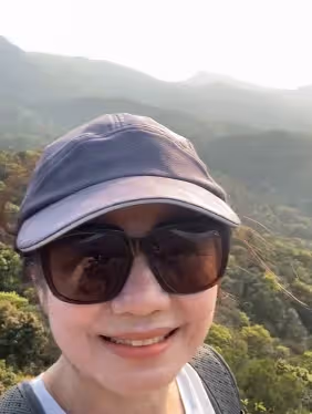 一代女神鍾楚紅「堅持不打醫美」　把日子過成詩「61歲登山素顏照」網讚翻：這才叫凍齡