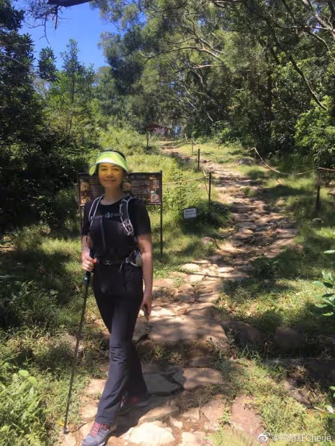 一代女神鍾楚紅「堅持不打醫美」　把日子過成詩「61歲登山素顏照」網讚翻：這才叫凍齡
