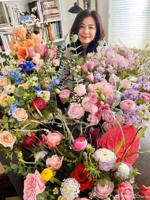 一代女神鍾楚紅「堅持不打醫美」　把日子過成詩「61歲登山素顏照」網讚翻：這才叫凍齡