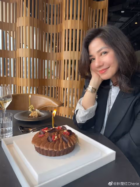 一代女神鍾楚紅「堅持不打醫美」　把日子過成詩「61歲登山素顏照」網讚翻：這才叫凍齡