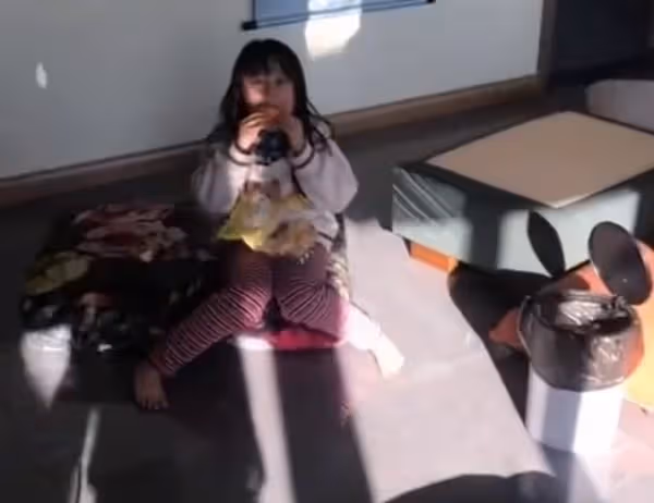 今日一樣照常下班回家！但一進門發現屋裡亂糟糟的，以為進賊了；衝進臥室找妻子，眼前一幕讓他啞口無言