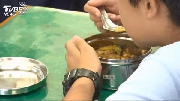 父母離世，我和妹妹相依為命，學校好意申請愛心餐，妹妹班導老師卻說：錢是其他同學付的，妳必須等最後才能盛飯，聽了多難受