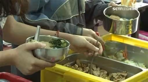 父母離世，我和妹妹相依為命，學校好意申請愛心餐，妹妹班導老師卻說：錢是其他同學付的，妳必須等最後才能盛飯，聽了多難受
