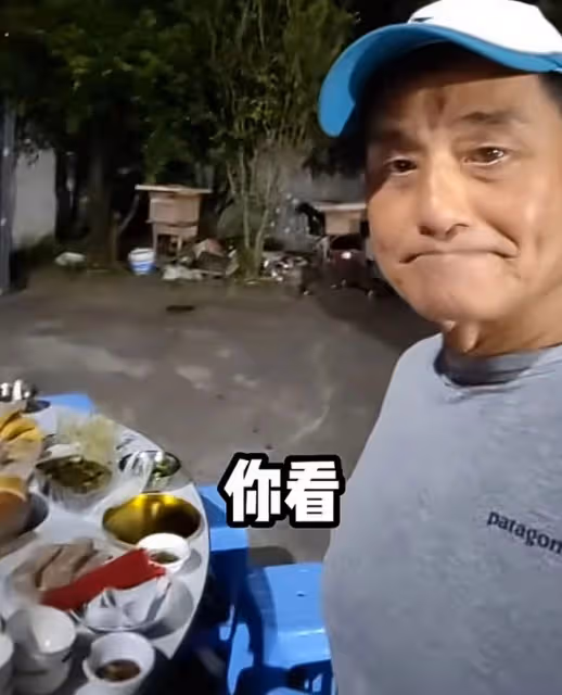 64歲港星暫居廣東農村！晚餐吃一頭烤豬很豐盛，桌上30元白酒搶鏡