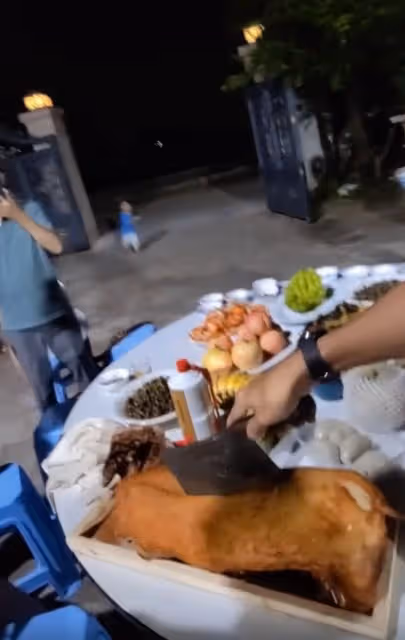 64歲港星暫居廣東農村！晚餐吃一頭烤豬很豐盛，桌上30元白酒搶鏡