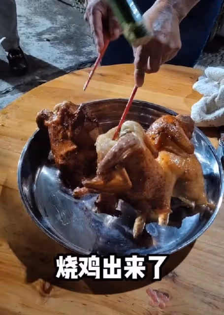 64歲港星暫居廣東農村！晚餐吃一頭烤豬很豐盛，桌上30元白酒搶鏡